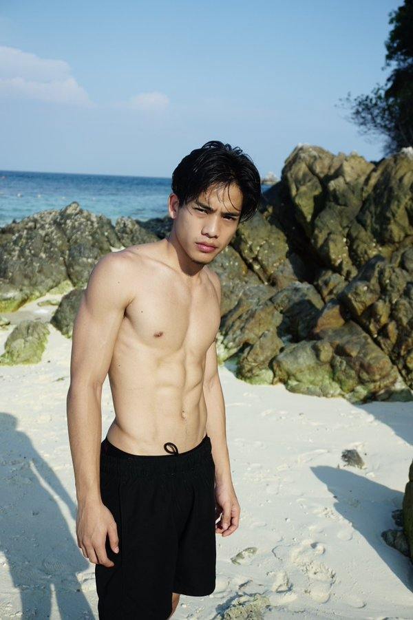 แซ่บไม่หยุด! “แจ็ค กิตติศักดิ์” อวดหุ่นสุดเท่เที่ยวทะเลรับซัมเมอร์ โชว์ซิคแพคแน่นๆ ริมชายหาด!