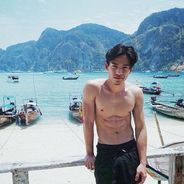 แซ่บไม่หยุด! “แจ็ค กิตติศักดิ์” อวดหุ่นสุดเท่เที่ยวทะเลรับซัมเมอร์ โชว์ซิคแพคแน่นๆ ริมชายหาด!