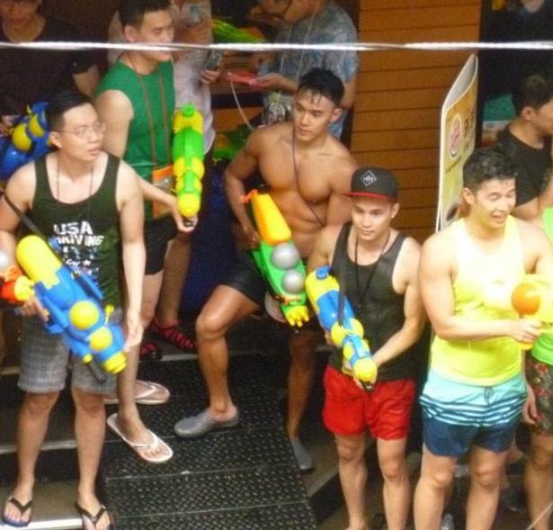 ส่องผู้ชายเล่นน้ำ  Songkran 16