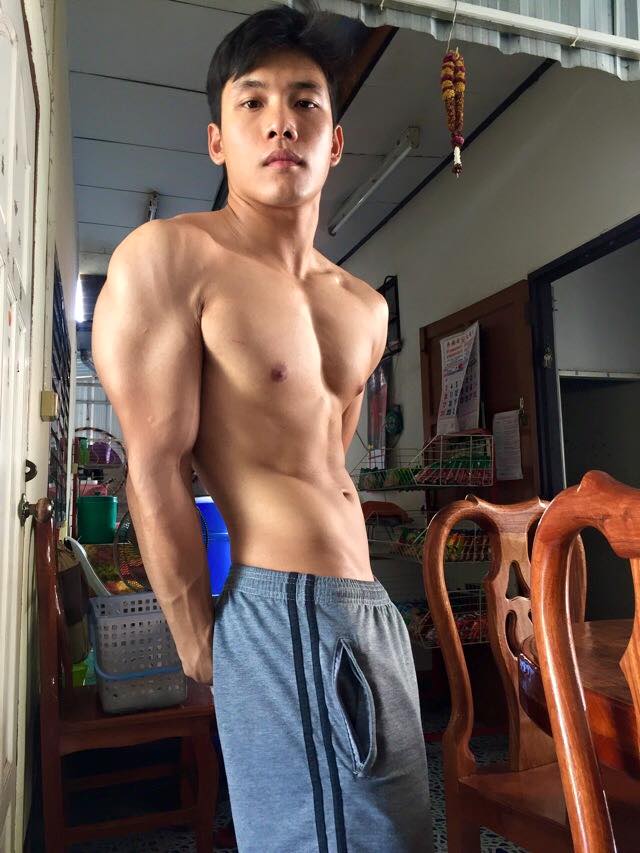 เลียหลังมื้อเที่ยง