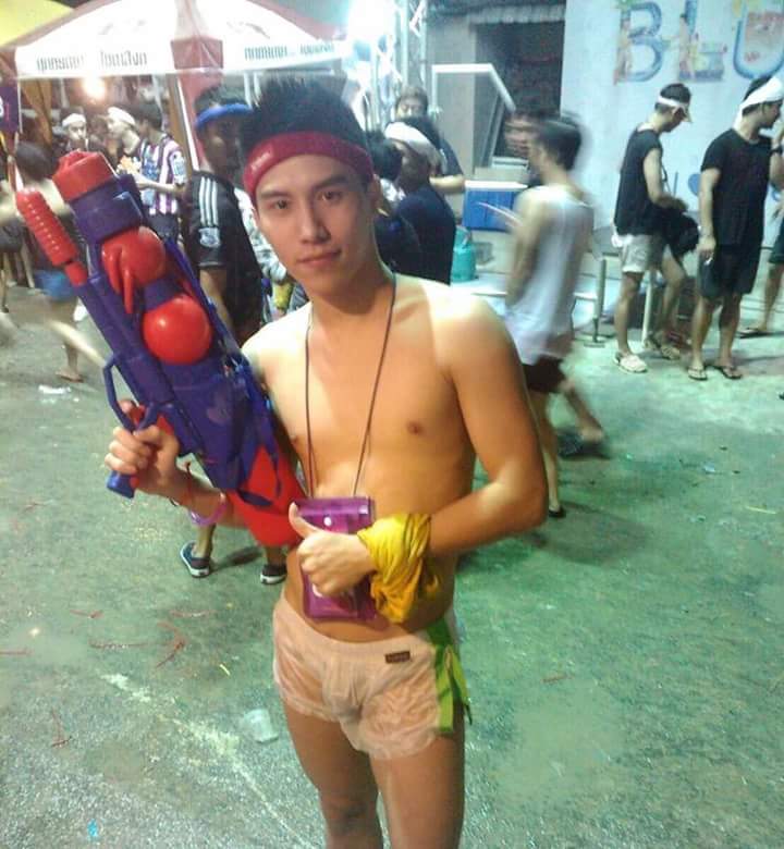 ผู้ชายผลัดกันชม 103 พ่อค้า ดารา ฝรั่ง หนุ่มหล่อ แซ่บสะท้านสงกรานต์ 3