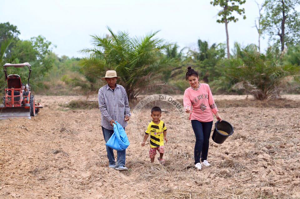 ภาพน่ารักๆ "ต่าย อรทัย" กลับบ้านนา ช่วยคุณพ่อปลูกข้าวในวันพืชมงคล