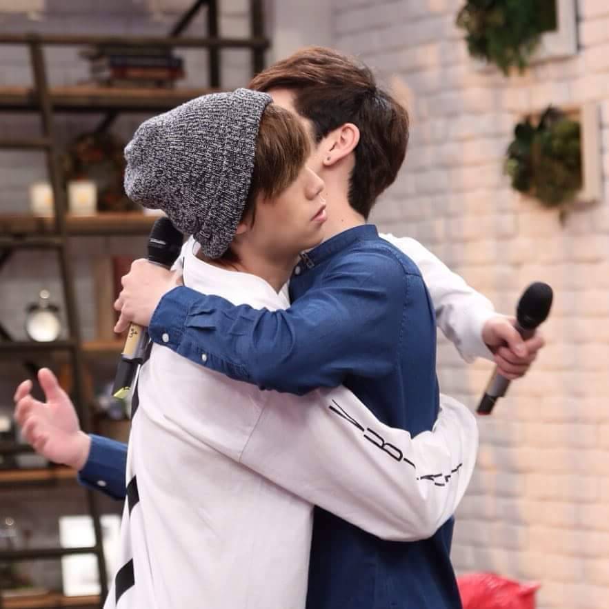 กอดกันไปนานๆนะ. เต๋าคชา