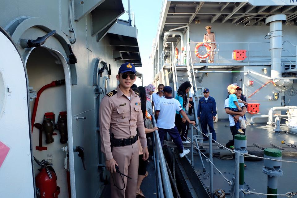 แพ้ทาง คนในเครื่องแบบ