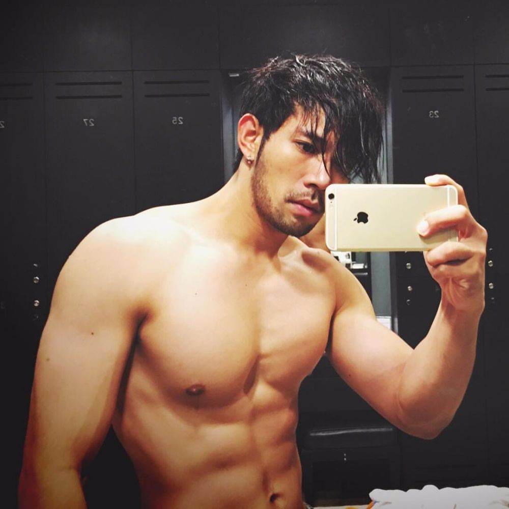 "บุ๊ค ภูดิท" ฟินกับการเปลืยยกายของหนุ่มแซ่บคนนี้