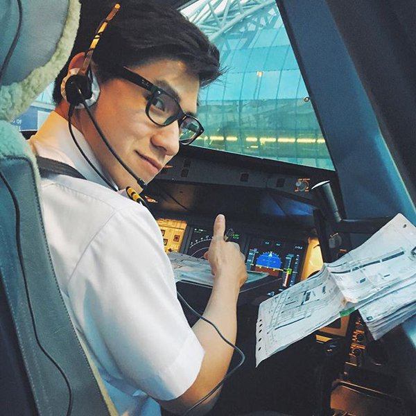 เค้าชื่อเฟรม เค้าเป็นนักบินการบินไทย และเค้าก้อมีSixpack #นักบินหล่อบอกต่อ