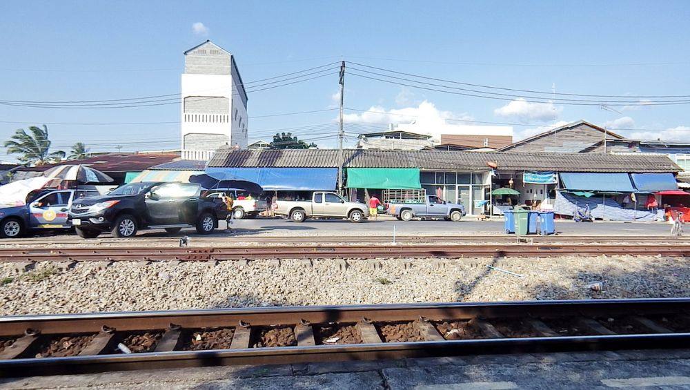 ริมทางรถไฟ หน้าสถานีรถไฟคลองจันดี