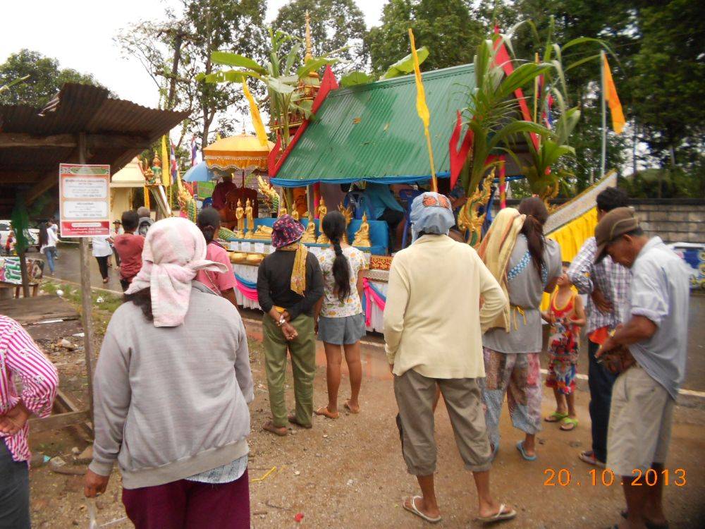 ประชาชนมุงดูเรือพระ