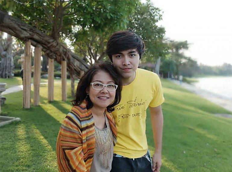 ภณ ณวัสน์ ภู่พันธัชสีห์ ที่ทุกคนสงสัยว่าเป็นใครมาจากไหน หนุ่มหล่อ ออร่าพุ่ง ทีแท้ก็มีเลือดศิลปินนั่นเองถึงว่าหน้าเป๊ะ ปังมากเพราะคุณแม่เคยเป็นนางเอกภาพยนตร์ชื่อ ชนุตพร วิศิษฐ์โสภณ จากเรื่อง เพื่อน