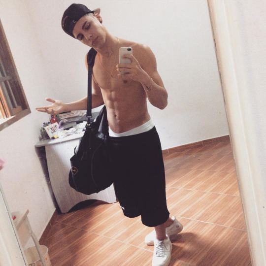 หนุ่มหล่อล่ำดูกันตาแตก