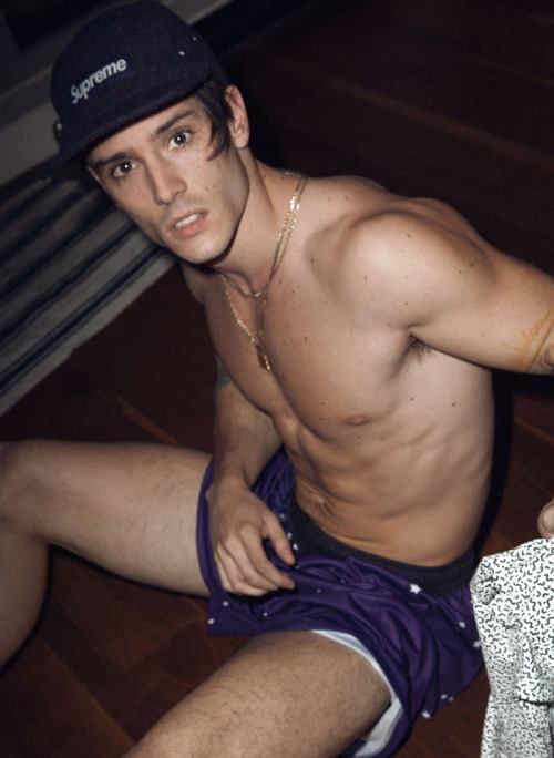 หนุ่มหล่อล่ำดูกันตาแตก