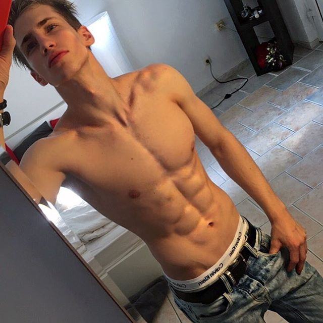 หนุ่มหล่อล่ำดูกันตาแตก