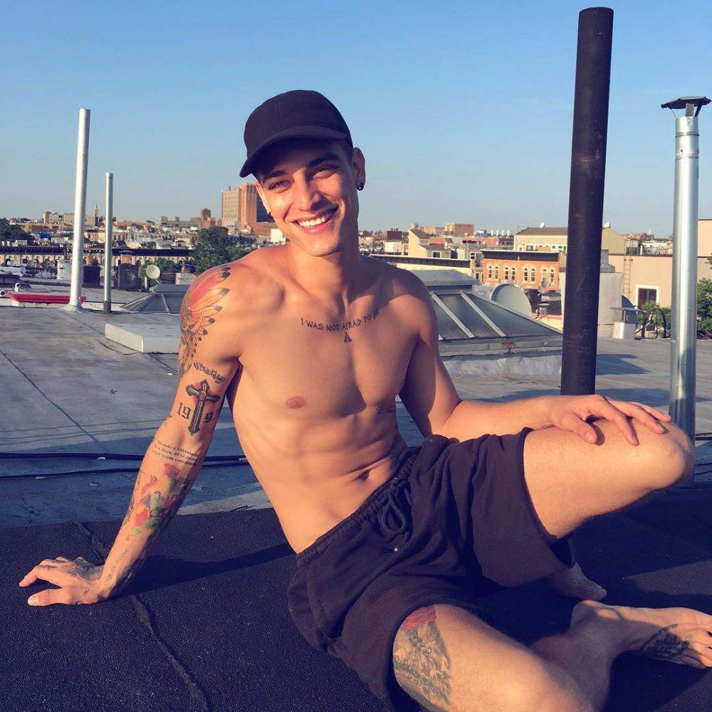 หนุ่มหล่อล่ำดูกันตาแตก