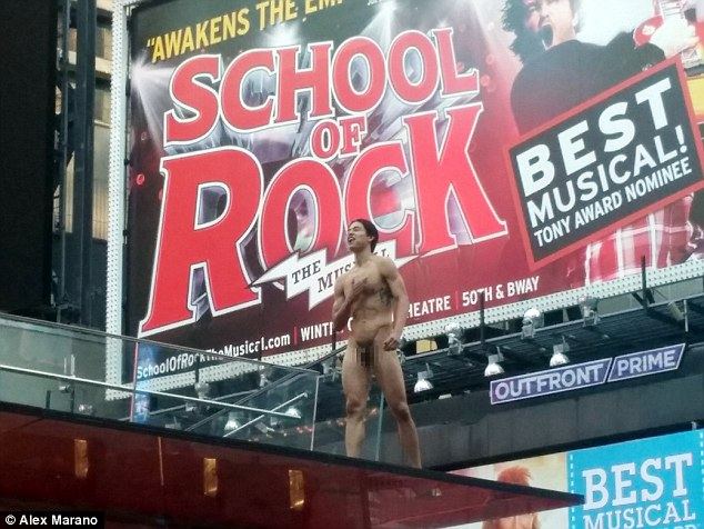 กฤต แมคคลีน นายแบบลูกครึ่งไทยที่เป็นข่าว "แก้ผ้ากลาง Times Square"