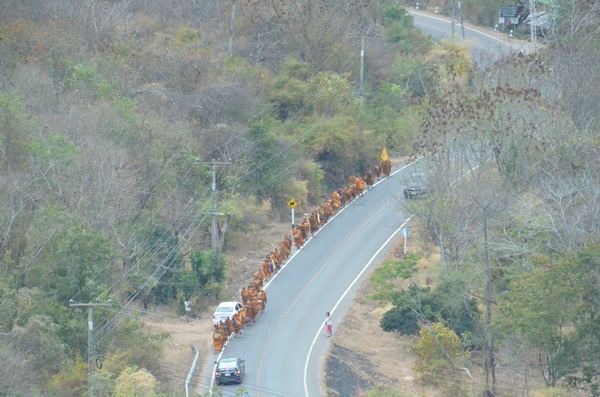 น่าเลื่อมใส ศรัทธา พระภิกษุสงฆ์สามเณร ออกเดินธุดง ขออนุโมทนา สาธุๆ ครับผม