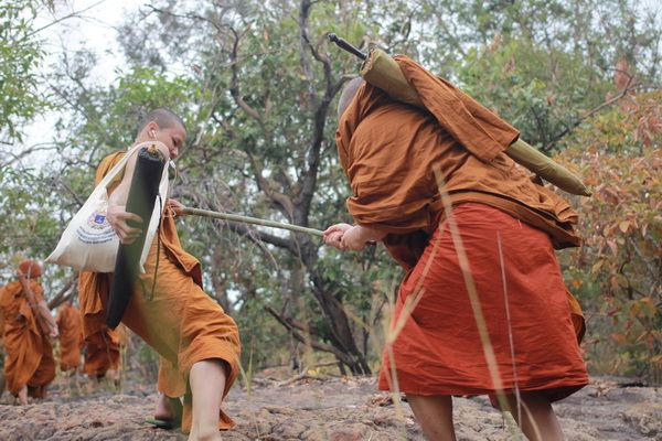 น่าเลื่อมใส ศรัทธา พระภิกษุสงฆ์สามเณร ออกเดินธุดง ขออนุโมทนา สาธุๆ ครับผม