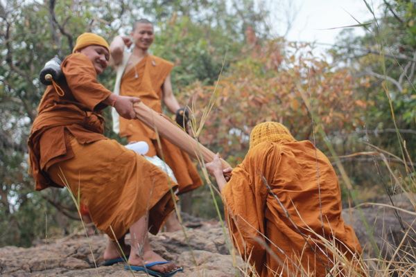 น่าเลื่อมใส ศรัทธา พระภิกษุสงฆ์สามเณร ออกเดินธุดง ขออนุโมทนา สาธุๆ ครับผม