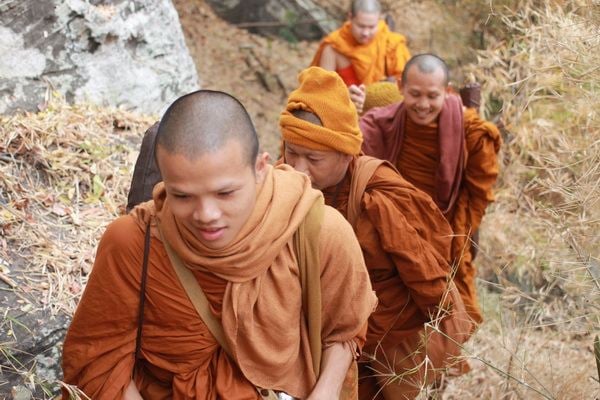 น่าเลื่อมใส ศรัทธา พระภิกษุสงฆ์สามเณร ออกเดินธุดง ขออนุโมทนา สาธุๆ ครับผม