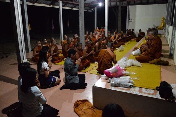 น่าเลื่อมใส ศรัทธา พระภิกษุสงฆ์สามเณร ออกเดินธุดง ขออนุโมทนา สาธุๆ ครับผม