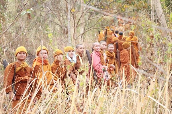 น่าเลื่อมใส ศรัทธา พระภิกษุสงฆ์สามเณร ออกเดินธุดง ขออนุโมทนา สาธุๆ ครับผม