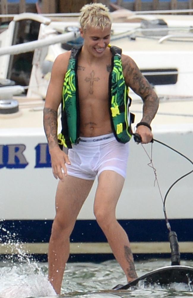 อิแม่ใจบ่ดี เมื่อ Justin Bieber สวมบ็อกเซอร์ซีทรูสีขาวแนบเนื้อบนหาดไมอามี่
