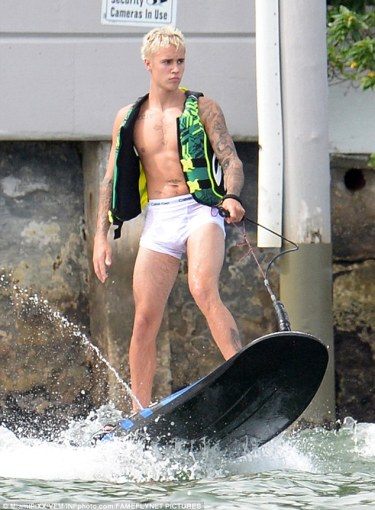 อิแม่ใจบ่ดี เมื่อ Justin Bieber สวมบ็อกเซอร์ซีทรูสีขาวแนบเนื้อบนหาดไมอามี่