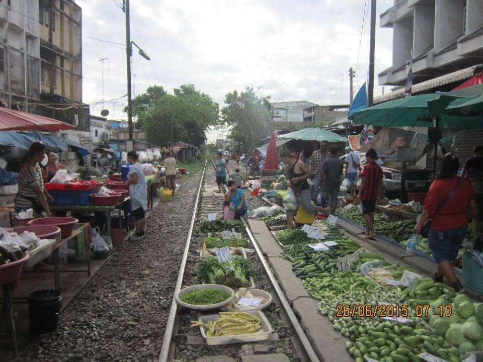 ตลาดเช้าริมทางรถไฟที่มหาชัย