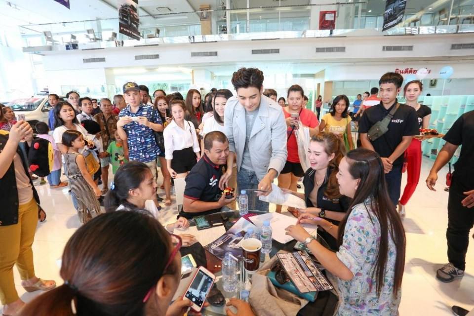 เคน ภูภูมิ ที่ โตโยต้าบัสส์ สาขาเพชรเกษม 88