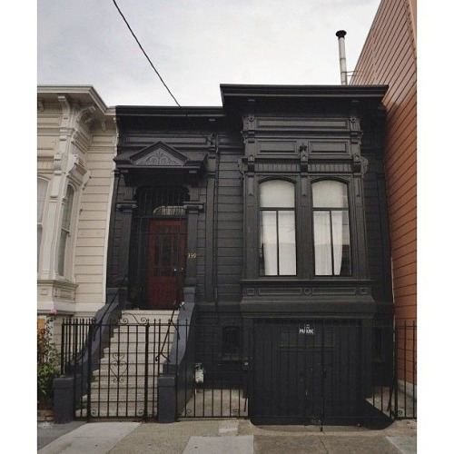 คนรักบ้านสีดำ