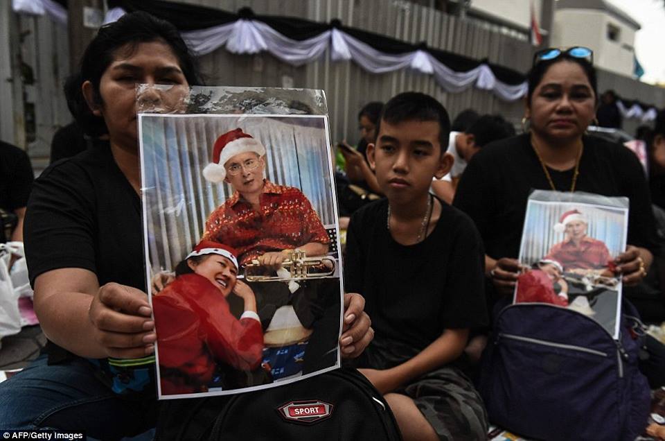 รวมภาพพี่น้องชาวไทยร่วมใจน้อมส่งเสด็จ สมเด็จพระเจ้าอยู่หัวในพระบรมโกศ สู่สวรรคาลัย