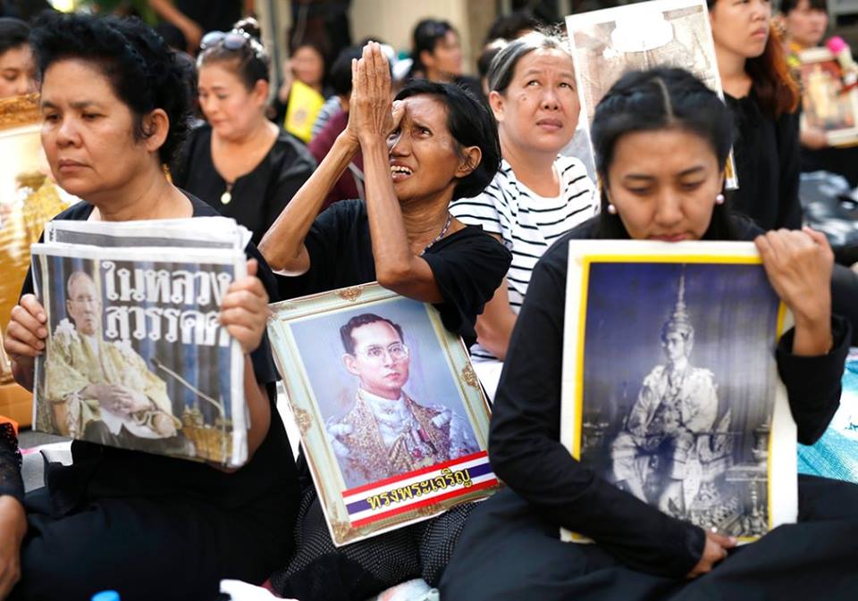 รวมภาพพี่น้องชาวไทยร่วมใจน้อมส่งเสด็จ สมเด็จพระเจ้าอยู่หัวในพระบรมโกศ สู่สวรรคาลัย