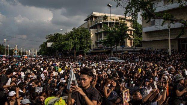 รวมภาพพี่น้องชาวไทยร่วมใจน้อมส่งเสด็จ สมเด็จพระเจ้าอยู่หัวในพระบรมโกศ สู่สวรรคาลัย