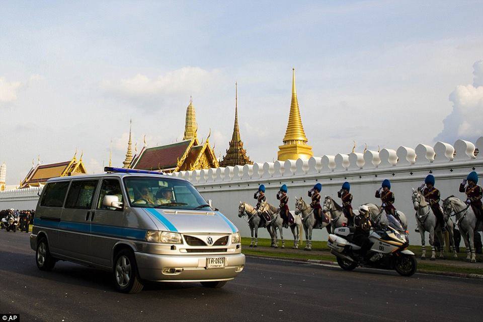 รวมภาพพี่น้องชาวไทยร่วมใจน้อมส่งเสด็จ สมเด็จพระเจ้าอยู่หัวในพระบรมโกศ สู่สวรรคาลัย