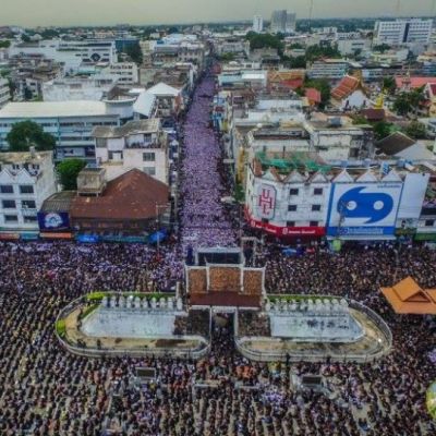 รวมภาพประวัติศาสตร์! ชาวโคราชกว่า 2 แสนคน ร่วมจุดเทียนร้องเพลงสรรเสริญพระบารมี ถวายความอาลัยในหลวง ร.๙ ดังกึกก้องทั้งเมือง