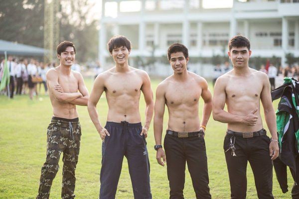 เอาอาหารมาเซิฟ!! "หนุ่มหล่อ วัยใส"