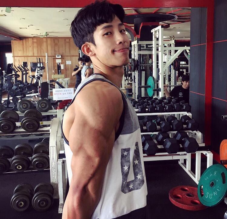 เกาหลีหน้าหวานᕦ(&ograve;_&oacute;ˇ)ᕤ หุ่นโหด 1