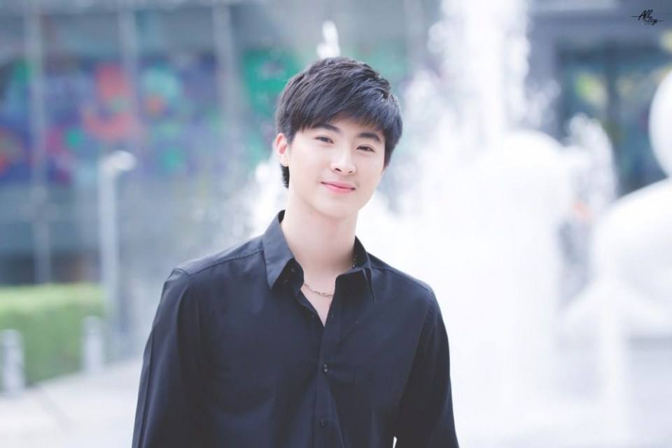 ฮอตไม่เลิก ! หนุ่มกางเกงน้ำเงิน “น้องบลู เด็กมัธยมอัสสัมชัญ” แฟนคลับปลื้มชุดนักเรียน หนุ่มน้อยจากอุดร หล่อตี๋