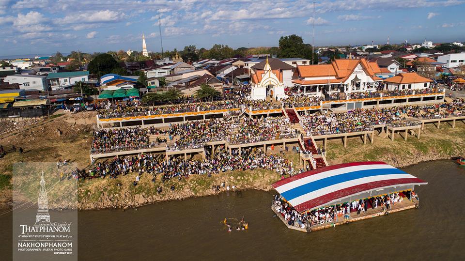 เริ่มพิธีนายอำเภอธาตุพนมลงไปดำน้ำเอาพระอุปคุตขึ้นมาจากลำน้ำโขง