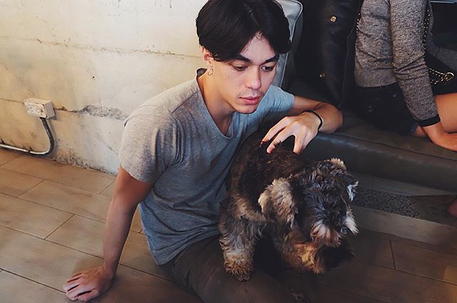 ส่องหนุ่มหล่อลุคแบดบอย "เบนจมิน วาร์นี" ไอ้จิตจากซีรีส์ "หัวใจและไกปืน"