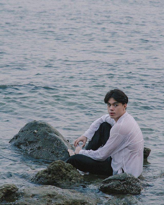 ส่องหนุ่มหล่อลุคแบดบอย "เบนจมิน วาร์นี" ไอ้จิตจากซีรีส์ "หัวใจและไกปืน"