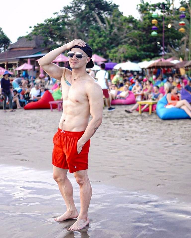 หนุ่มแซ่บแอบส่อง