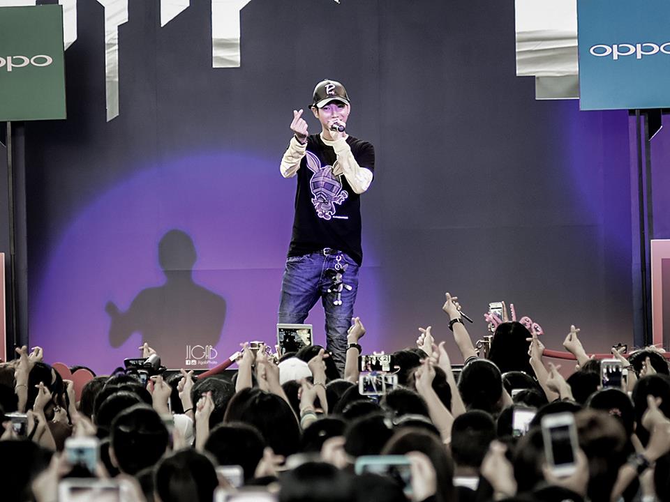 รวมรูปคุณหลวงผลิตในงาน OPPO ที่ Centralworld