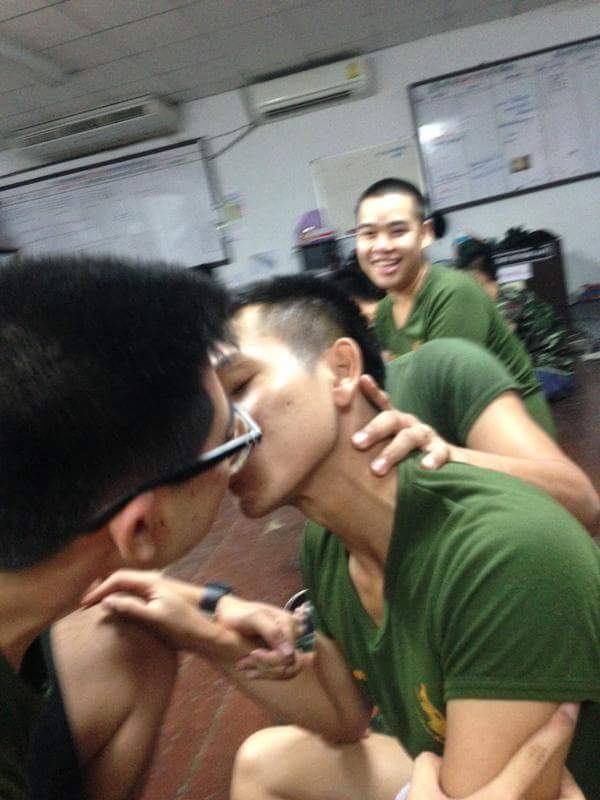 จุมพิตชายหนุ่ม 1,801