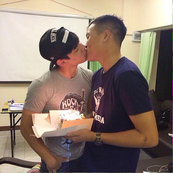 จุมพิตชายหนุ่ม 1,801