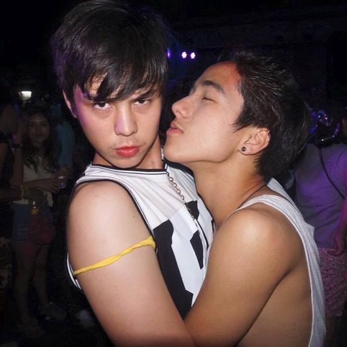 จุมพิตชายหนุ่ม 1,801