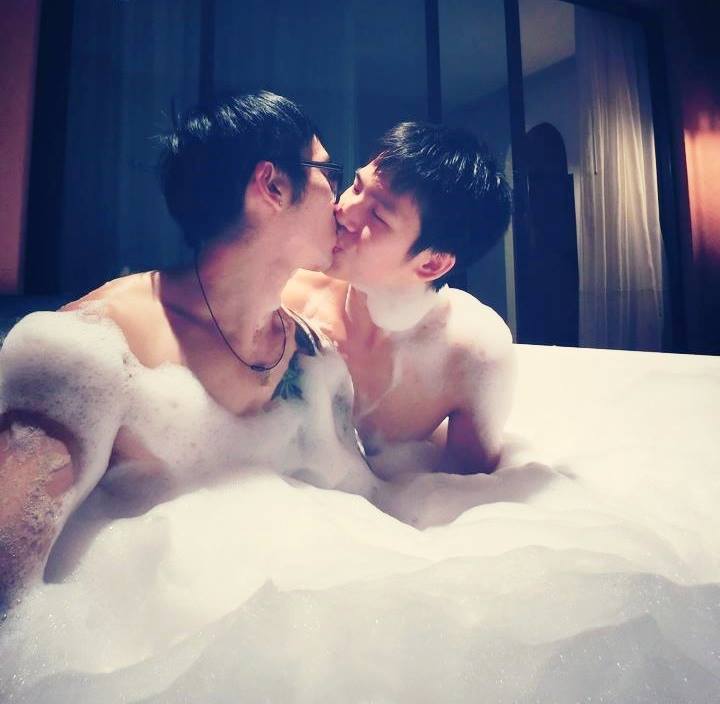 จุมพิตชายหนุ่ม 1,801