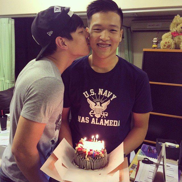 จุมพิตชายหนุ่ม 1,801