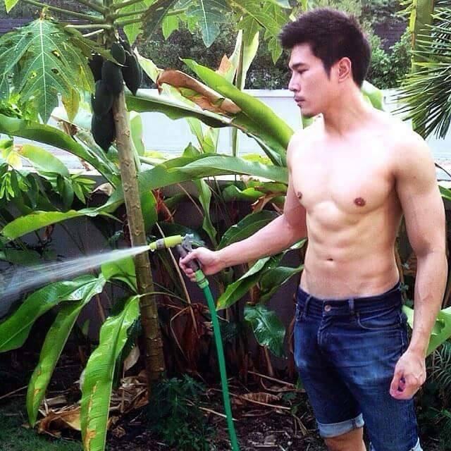 หล่อหัวนมโดด 1,877