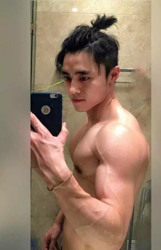 หล่อหัวนมโดด 1,877