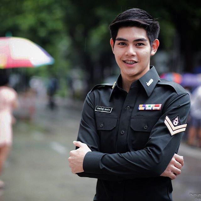 ทหารหล่อ